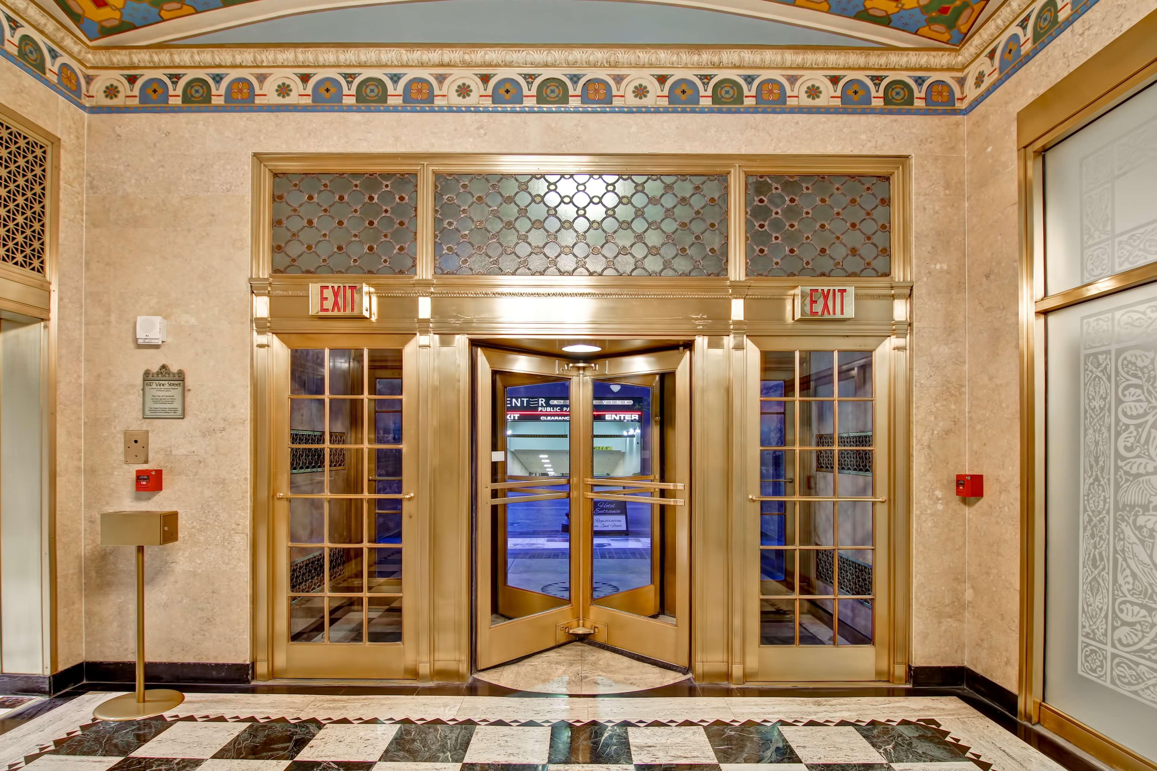 Hampton Inn And Suites Cincinnati - Downtown Экстерьер фото