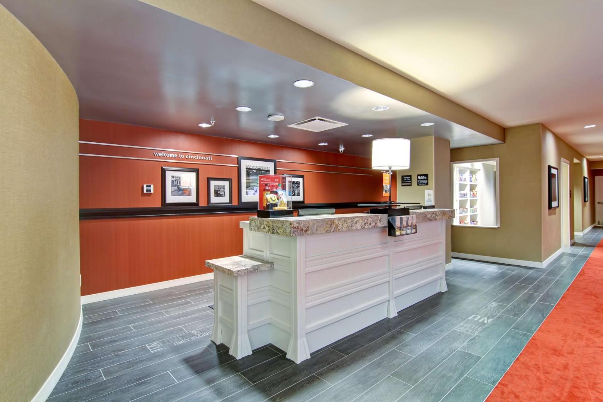 Hampton Inn And Suites Cincinnati - Downtown Экстерьер фото